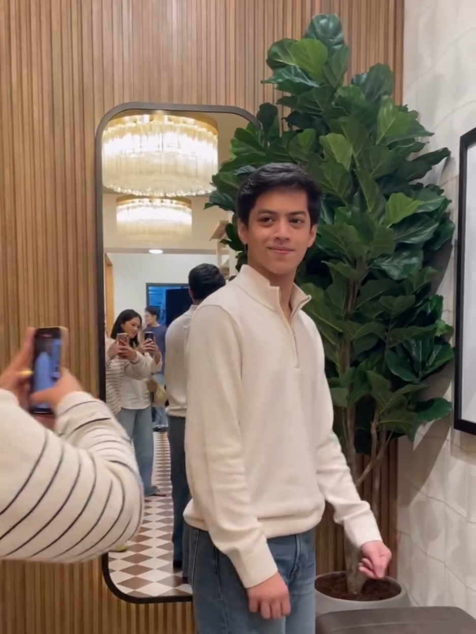 Renyah banget ketawa si Bapak kegemesan ngeliat kelakuan si ibuk 😁 cr IG Kyandra Sembel #elleya #leyaprincy #elputrasarira 