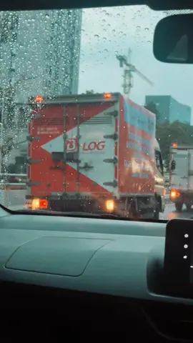 DiPerjalanan  pulang kerumah, melihat pemandangan ini, Menyala @Alfamart 🔥bantuan sosial nya otw Halim , semoga saudara2 disana bisa terima bantuan nya dengan baik 🙏 . . Terimakasih orang orang baik 🙏#bencana #alfamart #bencanaalam2025 #sosial #donasi 