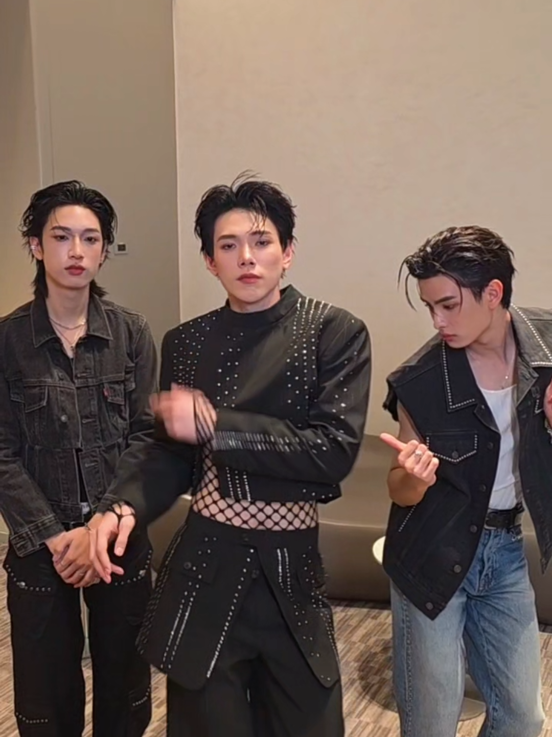 โชว์ก้บพี่ต้วนรำตตกับพี่ตู๋555 @khunpol.busofficial @nex.busofficial 