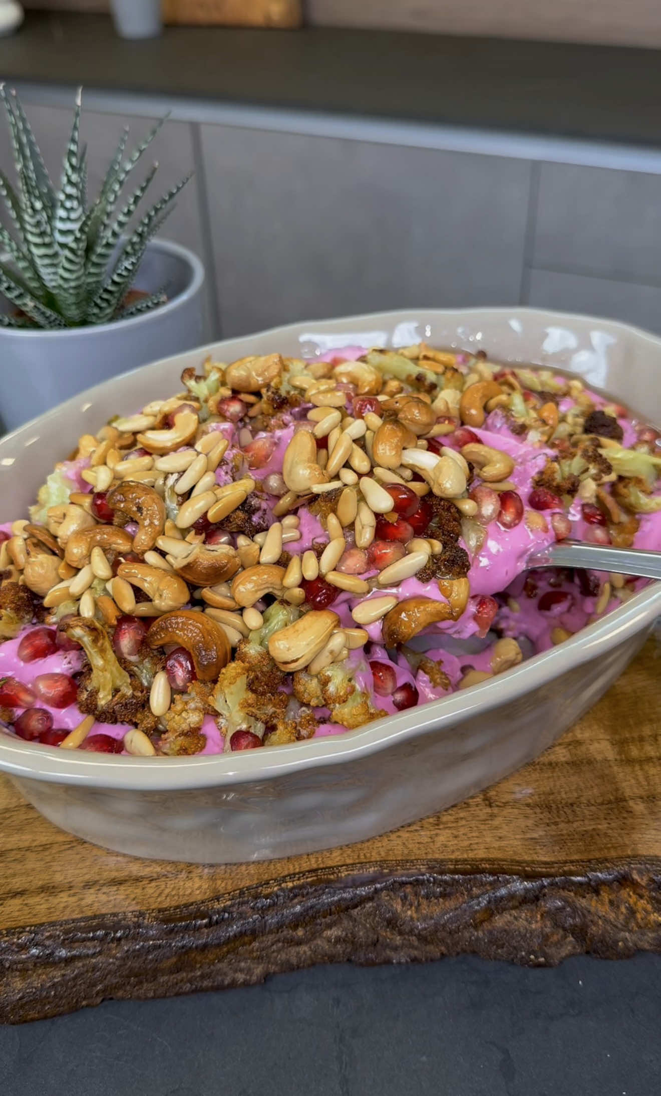 ⁨	فتّة الزهرة الملوكيّة😍🌸 المقادير: كيلو لبن ٢ توم مهروس ٣ م ك طحينة ملح عصير نص حامضة ملعقة قرفة صغيرة  نص حبة شمندر صغيرة  . زهرتين مقطعيم ومقليين او مشويين  خبز محمص قلوبات محمصة رماّن⁩#وصفات_نور_الحاج #كويت #nouralhajj #tastylicious_by_nour 