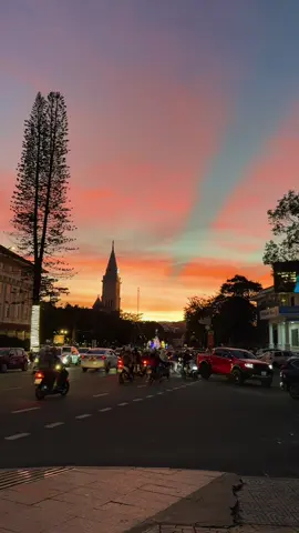 Sáng thì nắng đẹp. Chiều nay thì hoang hôn nhức cái nách #dalat #hoanghondalat #nhathoconga 