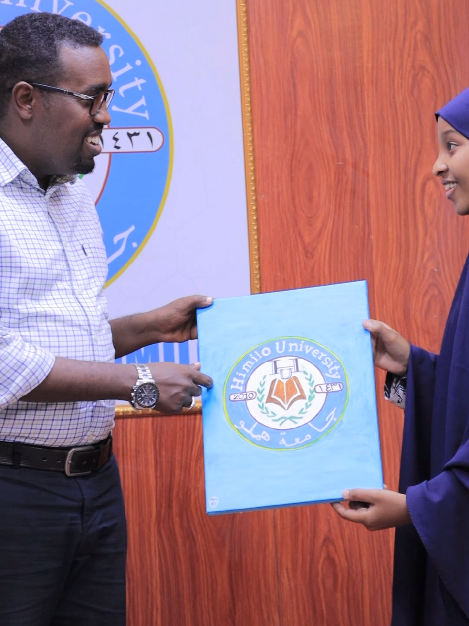 Maamulka Jaamacadda ayaa uga Mahadceliyay ardayadeena Najax Arts oo ah Sawir Sameeye farshaxaniiste ah oo sameysay si farshaxaneysan Astaanta Jaamacadda. Hambalyo Najah Arts. #HimiloUniversity #thanksgiving #NajahArts