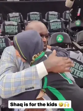Shaq is the nicest celebrity ever #shaq #shaquilleoneal #NBA #fans #fyp #gentle #child 
