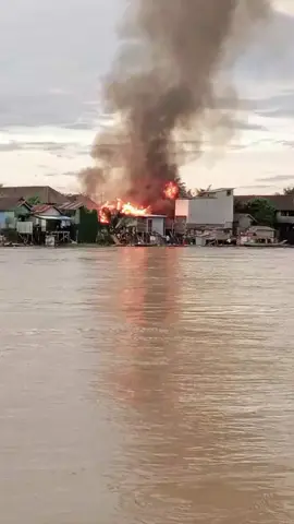 SEMOGA TIDAK ADA KORBAN JIWA ... DI LOKASI KEBAKARAN ... KEJADIAN INI DI KOTAWARINGIN LAMA#kotawaringinlama #kampungulu #fyp #kebakaran #fypシ゚ 