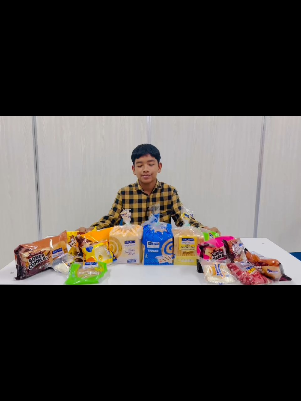 yg nanyak si gemoy kemana,kok gk dapat? tenang temen2 semua pasti kebagian kok,harusnya semalam sigemoy juga ikut ke pabrik, tapi karena kendala kita masih jaringan sehingga kawannyalah yg bisa dihungi langsung sama sari roti dan di undang ke pabrik. #sariroti  #aceh #aceh #banjirtamiang #banjiraceh 