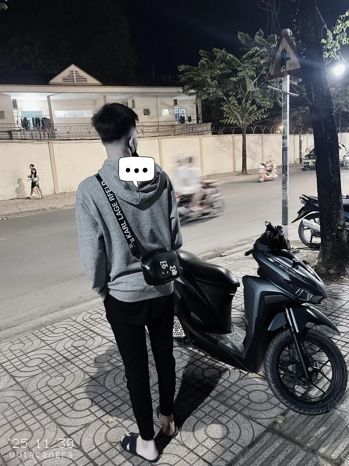 Phố năm ấy là phố đã cũ, quán năm ấy là quán bên đường, người năm ấy là người đã cũ. Ta bây giờ là ta của phong sương...