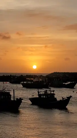 Nếu phù hợp thì ở bên nhau, không phù hợp thì nhìn nhau bên người khác. Không cần phải quá nặng lòng làm gì, cũng không cần câu nệ một lời hỏi han hay một lời xin lỗi. #tamtrang #binhminh #hoanghon #buon #daophuquy 