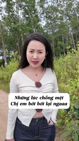 Đàn ông đi làm về mệt lắm, mấy chị nhẹ tay nha #thanhloannangsam #giaitri 