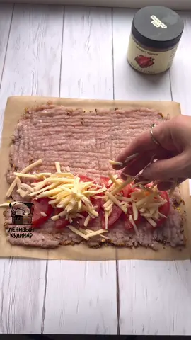 Зачетный способ! Мы уже попробовали с Восточным, Мексиканским, Мясным миксами- все вкуууууусно!! Ну, а на видео мы использовали самый очевидный вариант и добавили любимый микс для курицы. Фарш у нас просто из филе грудки, размазали тонким слоем. Обжаривали минуты по 4 с каждой стороны✌️ Чем хорош способ: ✅Сочно невероятно! Все остается внутри! ✅Масла минимум. Можно даже без него обойтись, если специи сразу в фарш добавить и распределить по силиконизированному пергаменту ✅Очень «чисто»: и котлетки не надо рукам лепить и начинку внутрь класть, и на сковороде ничего не брызгает👌 В общем, нам понравилось! Попробуйте и вы👍