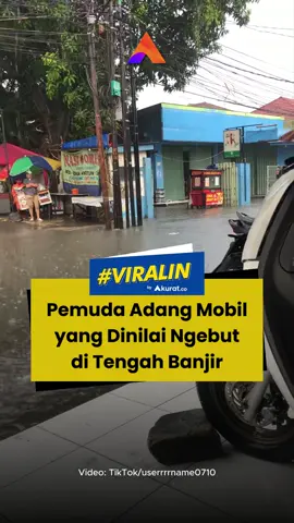 Seorang pemuda viral di media sosial usai mengadang dan memberhentikan sebuah mobil yang hendak melintas. Pemuda itu menghentikan mobil tersebut karena dinilai terlalu kencang saat melintas di area yang sedang banjir. Hal itu dilakukan lantaran gelombang air akibat kendaraan yang lewat sering kali masuk ke dalam rumah warga di pinggir jalan. 🎥: TikTok/userrrrname0710. #viral #pemuda #banjir #kendaraan #akuratco