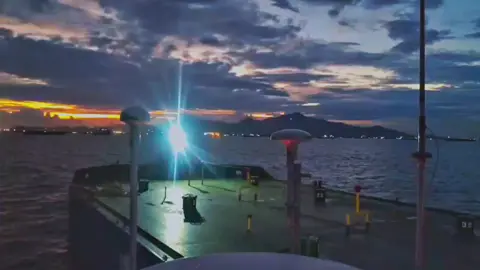 #Entah Mana yang Lebih Indah,Senja yang mulai memerah,atau senyum mu yang Mulai Merekah