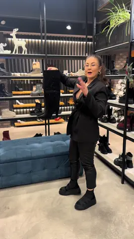 Modelul Kanner - material cameleonic se schimbă în funcție de lumina, pe picior ambele arată la fel ❤️