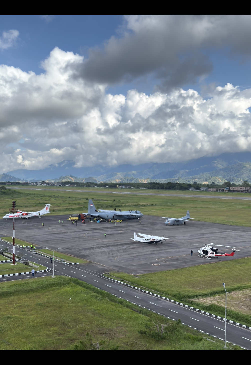 05 Des 2025 Bantuan Logistik kembali datang di Tanah Gayo di Bandar Udara Rembele Bener Meriah Aceh Indonesia #CapCut #fypage #hercules #tniindonesia🇮🇩 #aceh 