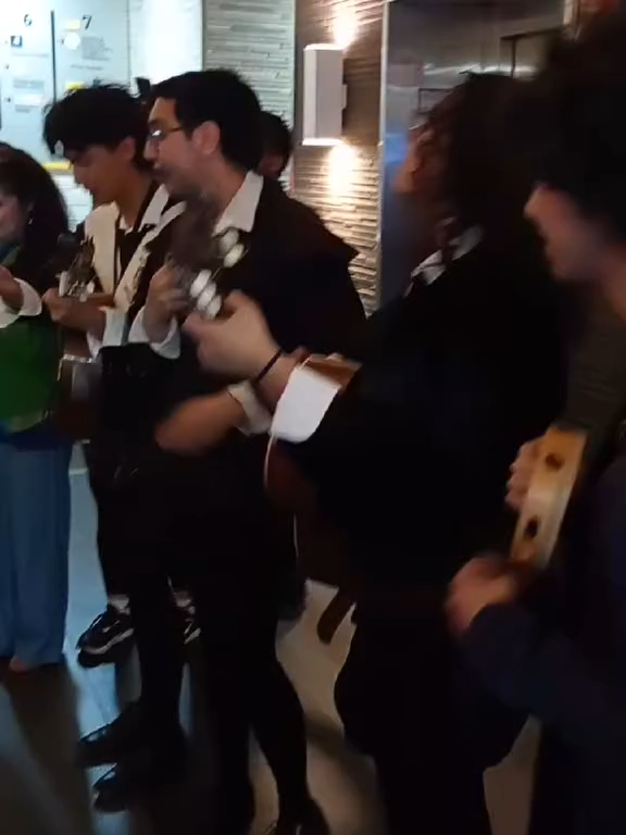 La tuna universitaria de la U. de Concepción dedicó una serenata a #JaraPresidenta