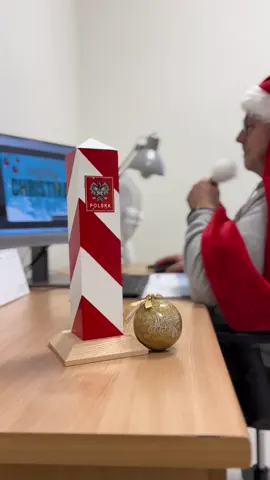 Święta nadchodzą! 🎄✨ Choinka już ubrana, a magia Bożego Narodzenia na dobre zagościła w murach Morskiego Oddziału Straży Granicznej. A jak jest u Was? Kiedy ubierasz choinkę - jesteś w teamie „wcześnie”, czy raczej „na ostatnią chwilę”? 🎁😊 #christmastrend #święta #strażgraniczna #mosg #christmas @Straż Graniczna 