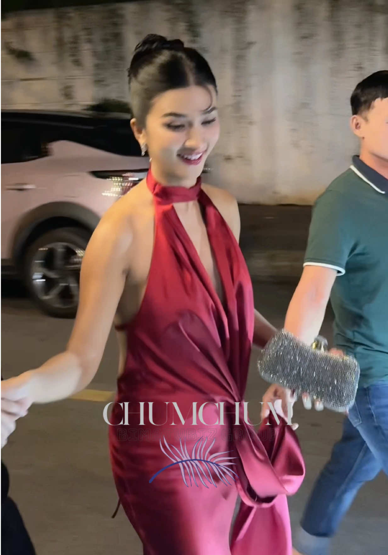 Mợ không slay thì ai slay, nay mợ diện quả đầm đẹp quá đỏ rực rỡ ở sự kiện của AHC - Át Chủ Bài Cuộc Chơi Trẻ Hoá #AHC #AHCVietnam #AtChuBaiCuocChoiTreHoa #chumchum #AHCByChumChum 