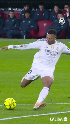 Two days later and we still don't know how he did this 🤯 #LaLigaHighlights #RealMadrid 