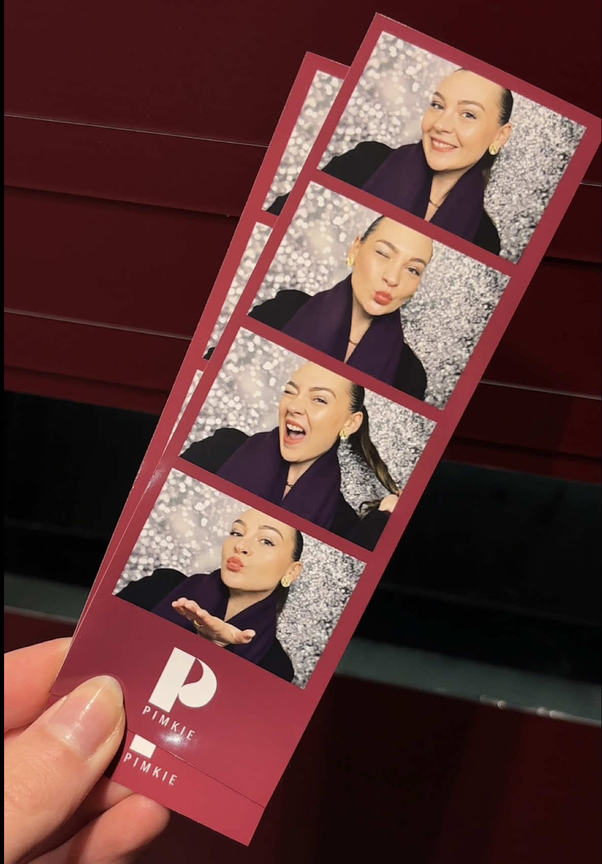 Bienvenue à la Christmas House @Pimkie 🎀🎄💌 Au programme : idées cadeaux, photomaton, coffee shop, lettre à soi-même, jeu concours au téléphone rose ✨ *invitation #pimkiexpopup #pimkie #christmaspopup