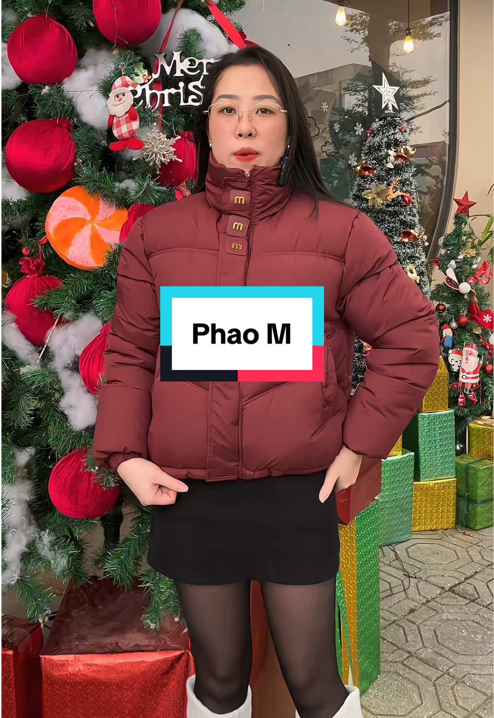 Ta nói con áo này đi chụp noel nó hợp dã man. Vừa đẹp vừa xinh lại còn ấm lắm ạ#aokhoac #aophao #aophaonu #thoitrang #xuongmayphuonganh #xuhuong #phoidoxinh #outfit #hottrend #viralvideo #noel #merrychristmas 