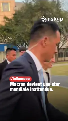 L’influenceur français Emmanuel Macron entrain de courir poursuivi par ses fans chinois dans les rues de Pékin en Chine . 