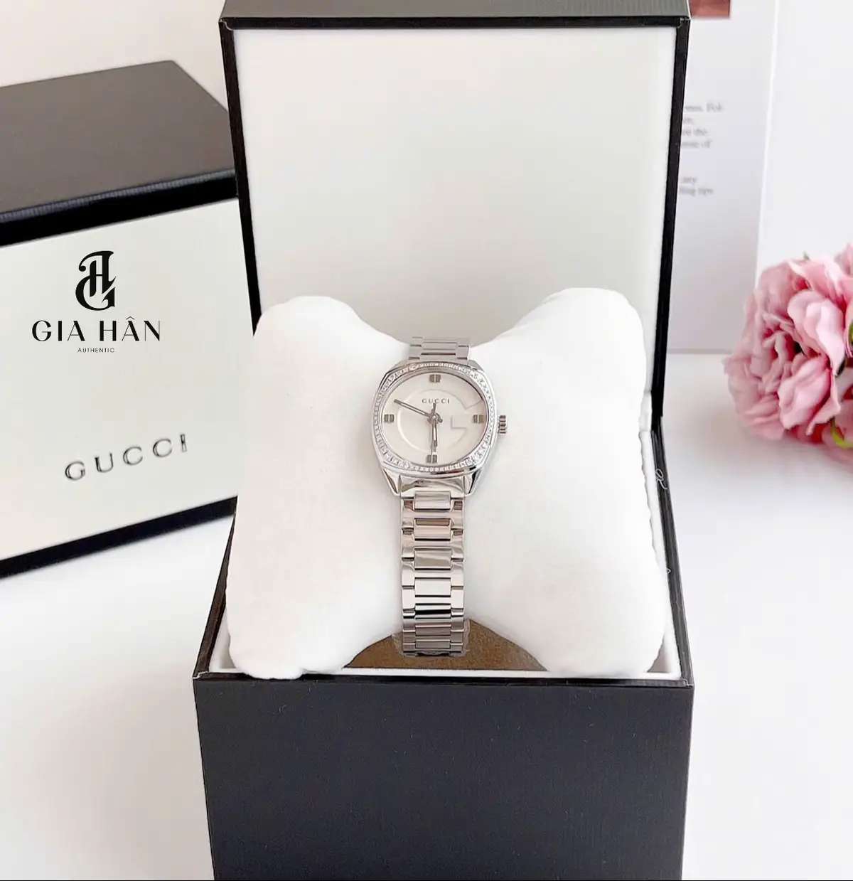 Thiết kế cực sang trọng, siêu hot hit nhà GC dành cho các quý cô  Gucci GG2570 Diamond  Đơn giản, tinh tế mà đẹp xuất sắc với viền đồng hồ đính full kim cương  💕Case 29mm, kính sapphire  •Mặt đồng hồ được thiết kế vuông hơi bo tròn tạo nên nét cổ điển & đẳng cấp không chê vào đâu được  •Viền đính full kim cương  💕Thân vỏ làm từ chất thép cao cấp không gỉ sáng bóng. Tone silver đẹp bất bại với thời gian  💕Máy Pin Thuỵ Sĩ #dongho #donghochinhhang #donghonu #donghogucci 