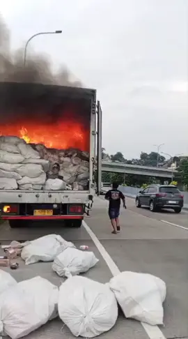 Paket berduka #maafpaketandatelat #semogacepatteratasi #supirpaketindonesia 