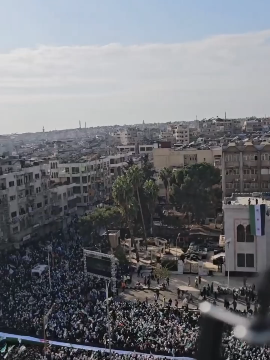 حماة ساحة العاصي قبل قليل الإحتفال بذكرى تحرير المدينة حشود كبيرة من المدنيين تتجمع في ساحة العاصي بمدينة حماة إيذانًا ببدء الاحتفال بالذكرى السنوية الأولى لتحرير المدينة بدأ توافد الأهالي منذ الساعات الأولى للمشاركة في الفعالية الوطنية التي شهدت مظاهرة شعبية عبّر خلالها المشاركون عن تمسّكهم بوحدة سوريا واستقرارها، ورفضهم لأي مشاريع تستهدف تقسيم البلاد الآلاف يحتشدون في وسط حماة احتفالًا بمرور عام على التحرير، وسط أجواء وطنية تعكس مكانة هذه المناسبة في قلوب أبناء المحافظة أخبار مدينة حماة الآن مباشر، اخبار سوريا الرائجة والمتداولة على مدار الساعة في احتفالات تحرير حماة وتحرير سوريا #حماة #ساحة_العاصي #تحرير_حماة #سوريا #أخبار_سوريا #حماة_اليوم #الذكرى_السنوية #احتفالات_حماة #مشاهد_ميدانية #سوريا_اليوم