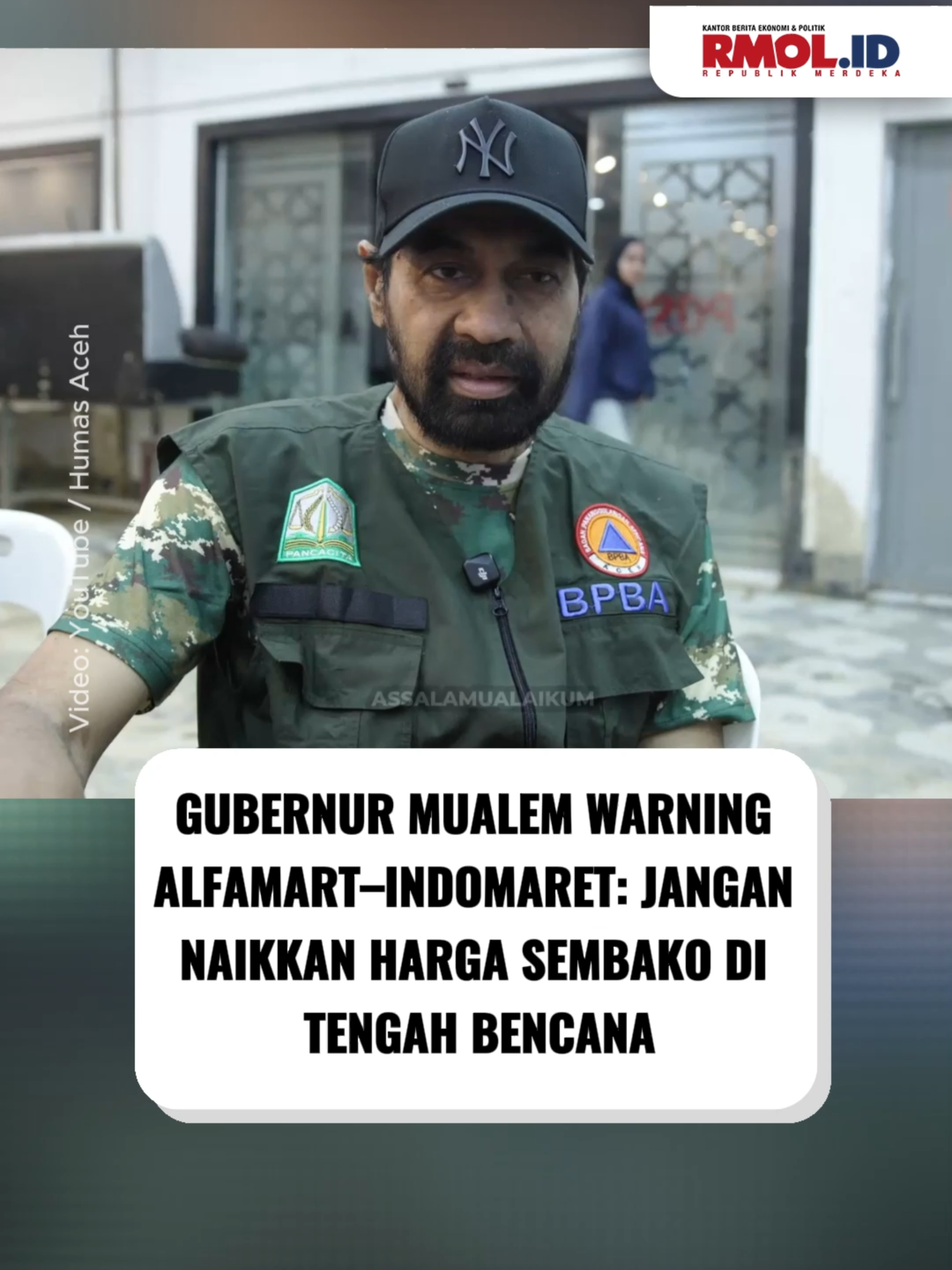 Gubernur Aceh Muzakir Manaf (Mualem) mengeluarkan peringatan tegas kepada pelaku usaha agar tidak menaikkan harga kebutuhan pokok di tengah bencana banjir yang melanda sejumlah wilayah di Aceh. Mualem meminta tidak ada pihak yang memanfaatkan situasi darurat untuk mencari keuntungan berlebih. “Saya imbau kepada seluruh pelaku usaha untuk tidak menaikkan harga sembako di tengah kondisi bencana ini. Kalau tidak diindahkan, saya akan ambil tindakan hukum,” tegas Mualem, dikutip Jumat, 5 Desember 2025. Ia juga menyoroti dua jaringan ritel besar. “Kepada Indomaret dan Alfamart, kalau tidak indahkan pengumuman ini, nanti saya cabut izin kalian,” pungkasnya. Video Editor: Andre Rangga #rmol #republikmerdekaonline #gubernur #aceh #mualem #alfamart #indomaret #sembako
