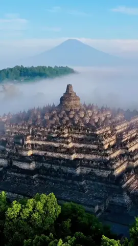 Pulau Jawa punya keindahan luar biasa, mencakup alam (Gunung Bromo, Kawah Ijen, Dieng, pantai-pantai indah seperti Karimunjawa, Pasir Putih), budaya & sejarah (Candi Borobudur, Prambanan, Keraton, Kota Tua), dan modernitas (Jakarta, kota-kota besar), menawarkan perpaduan unik antara pegunungan vulkanik, sawah subur, laut biru, situs warisan dunia UNESCO, serta kehidupan perkotaan yang dinamis, menjadikannya destinasi wisata lengkap dan memukau.  #jawapride🔥 #jawapride #jawa #tanahjawa #jawastory 