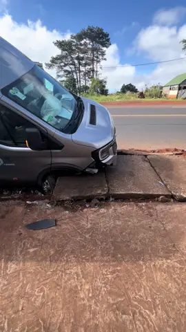 Có nước nào trên thế giới mà 2 bên đường Quốc Lộ có cái mương nước mà ko lắp cống ko ??? Tội bác tài thật sự. 