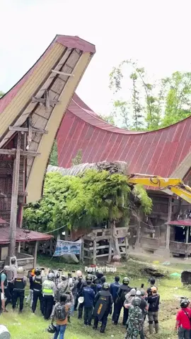🥀hancurnya simbol rumah adat tertua tepatnya di kurra Tana Toraja #riptongkonankapun #torayamaelo #torajasulawesiselatan #tongkonankapun #infosulawesi #solatapapua 