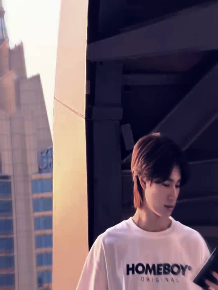 သည်းသည်းက Shirt အဖြူလေးကိုမှ Short pantလေးနဲ့ အရမ်းချောနေတာ 🤭 #phuwintang #pondphuwin #igupdate #flypシ 