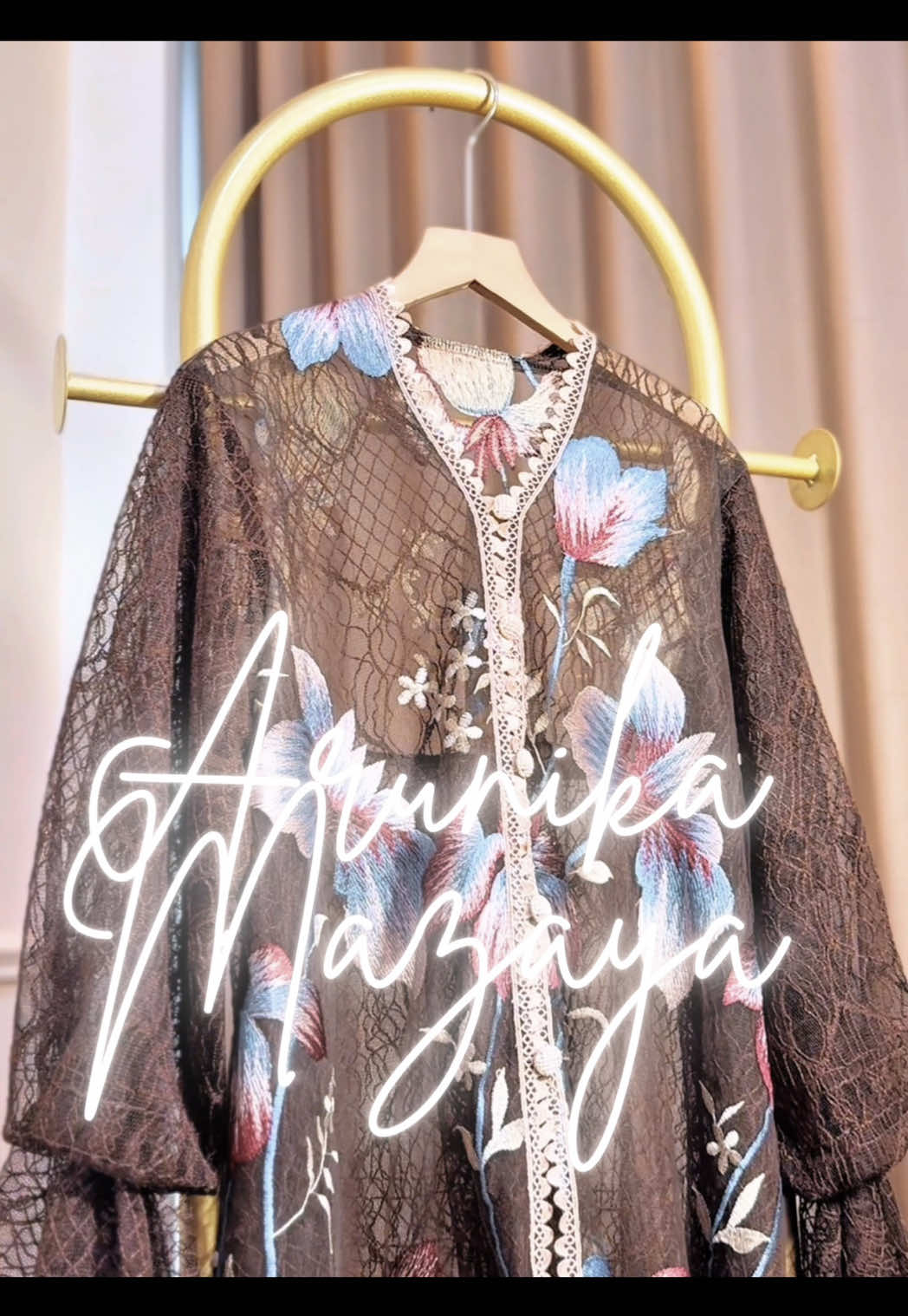 Arunika Mazaya💫 Pesona elegan yang nggak bisa dilewatin! ✨ Detail brukatnya halus, motif bunganya mewah, dan cutting-nya tuh bikin look kamu auto anggun tanpa usaha berlebih 😍🌸 Cocok banget buat acara spesial atau sekadar tampil standout di momen penting kamu. Siap jadi pusat perhatian dengan Arunika Mazaya? 💐💫 Arunika Mazaya bisa kalian checkout di keranjang kuning ya dearr! Happy shopping🛍️ #fyp #outerbrukat #promoguncang1212 #fashiontiktok #outfitinspo 