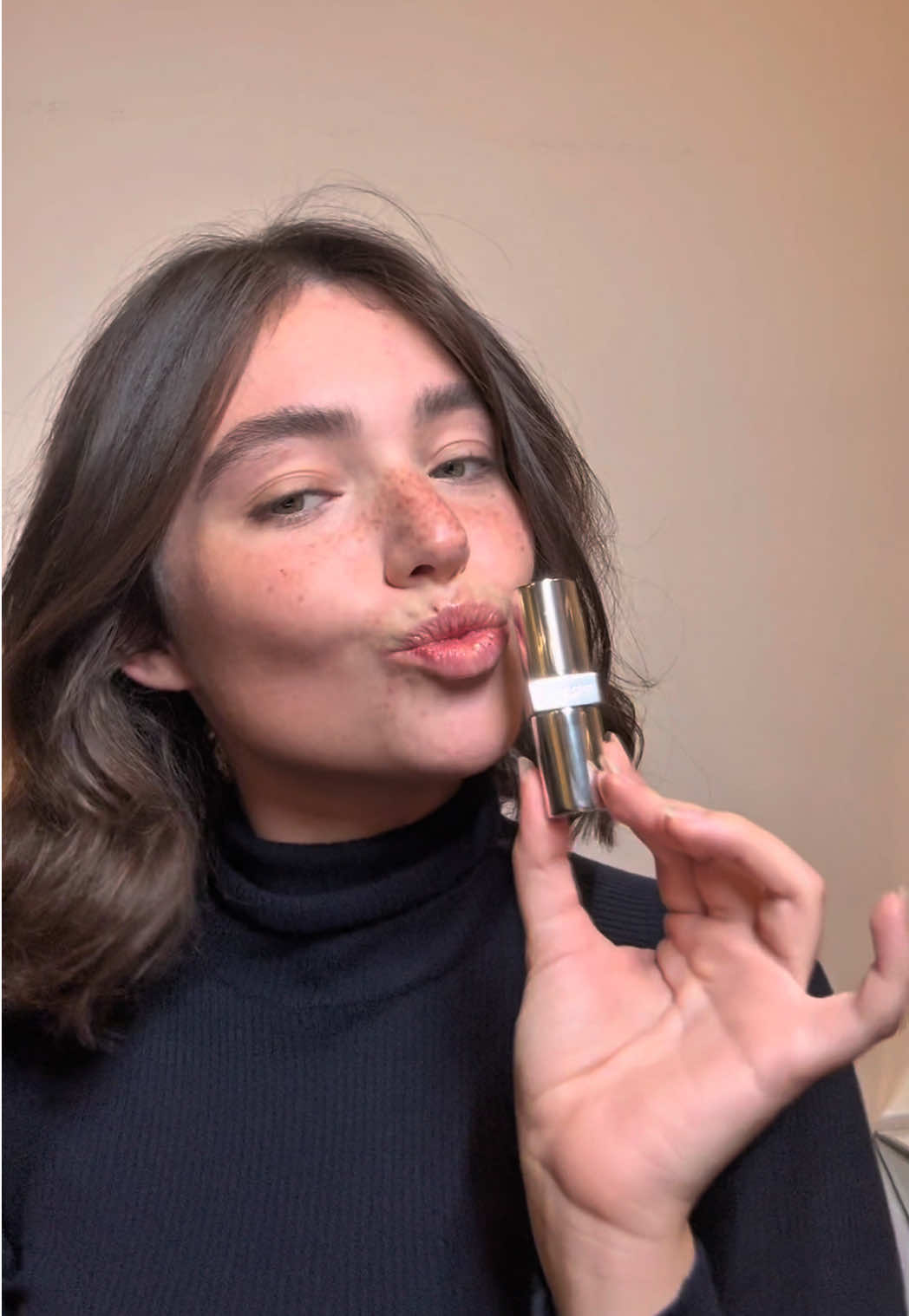 When @pradabeauty calls, you pick up — even if the phone’s a banana🍌📞 Definitely in love with the new Banana Balm 💛 @Sephora Italia  #pradabeauty #pradabalm #adv #pradamakeup 