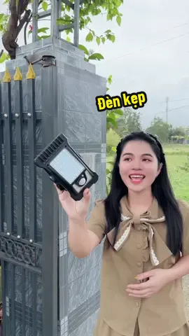 Đèn kẹp năng lượng mặt trời — kẹp gọn ở ban công, sân vườn hoặc góc chill, tự sạc nắng — tiện lợi mà vẫn sáng đều! Giá có thể thay đổi tùy theo thời điểm khuyến mãi trên Tiktok shop #onggiareview #dennangluong #denkep #tienich #giare