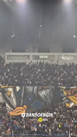 Koreo dari sisi barat 🙌🏻💙#persib #persibbandung #koreopersib #borneofc #fyp Source IG : bandoengin 