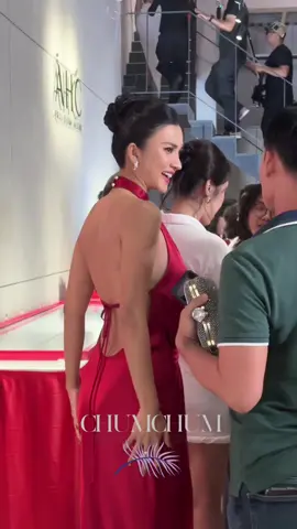 Mợ hôm nay khoe trọn bờ lưng cực quyến rữu với chiếc đầm xẻ, kiểu này hong biết “đằng ấy” có ghen hong nữa ở sự kiện của AHC - Át Chủ Bài Cuộc Chơi Trẻ Hoá #AHC #AHCVietnam #AtChuBaiCuocChoiTreHoa #chumchum #AHCByChumChum 