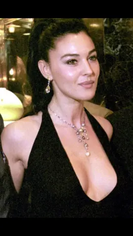 #monicabellucci #cartier #truffle #furcoat #brunette 