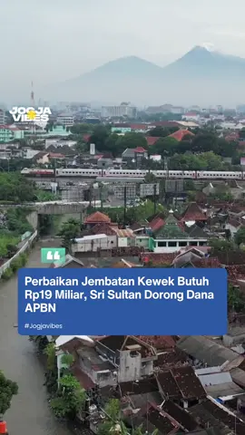 Perbaikan Jembatan Kewek di Kota Yogyakarta membutuhkan anggaran sekitar Rp19 miliar, termasuk kebutuhan penyangga tambahan senilai Rp6 miliar. Gubernur DIY, Sri Sultan Hamengku Buwono X, mendorong agar keseluruhan biaya tersebut dapat dipenuhi melalui APBN, mengingat skala kerusakannya memerlukan penanganan menyeluruh. Meski menunggu kepastian dari pusat, Pemda DIY sudah mengawali langkah darurat untuk menjaga keamanan pengguna jalan. Sri Sultan menjelaskan bahwa curah hujan tinggi memicu penurunan permukaan tanah di sekitar struktur jembatan, sehingga stabilisasi menjadi pekerjaan yang paling mendesak. “Untuk sementara, diperbaiki dulu agar tidak membahayakan, terutama risiko longsor atau tanah yang makin turun,” ujarnya di Kantor Wali Kota Yogyakarta, Kamis (04/12). Upaya stabilisasi ini diprioritaskan sembari menunggu hasil studi teknis dan kejelasan anggaran. Tahapan penuh perbaikan akan dijalankan setelah perhitungan final diterima dari pemerintah pusat. #Jogjavibes | Diverse voice. Shared perspective. 🌻 🔎 via @humasjogja