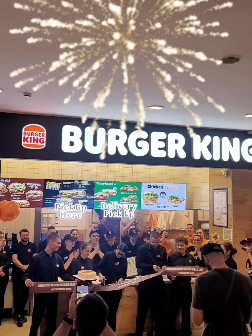 Burger King din Iași și-a deschis porțile! 🍔🤤 Vino să descoperi gustul iconic gătit pe flacără deschisă — carne suculentă, arome intense și combinații care chiar fac diferența. Atmosfera e super prietenoasă, spațiul arată impecabil, iar totul miroase a… burgeri făcuți ca la carte.  Este deschis de pe 4 decembrie, de luni până duminică. La @Burger King Romania te așteaptă atmosferă prietenoasă, mâncare delicioasă și un vibe super tare! ❤️ #Paid