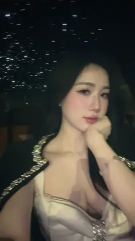 Đàn ông yêu bằng mắt, đàn bà yêu bằng tai. Đó là lý do đàn bà thì make up, đàn ông thì nói dối =))