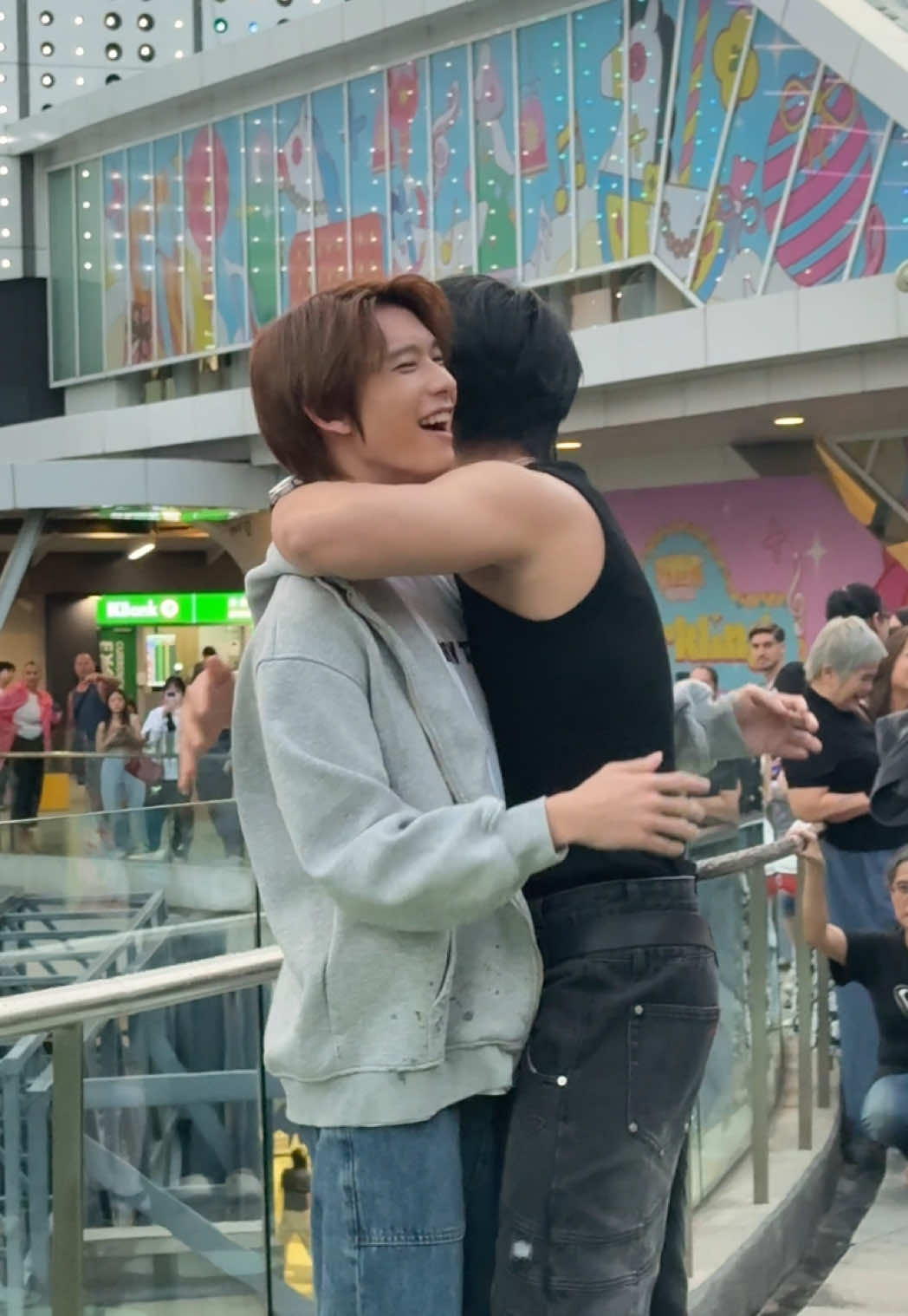 น้องแฟนบอยคนนี้มาแอบมองพาเวลตั้งนาน แล้วพาเวลเดินไปรับเองเลย น่ารักกันมากๆ @ppoohkt @pavelphoom  #ppoohkt #pavelphoom #poohpavel 