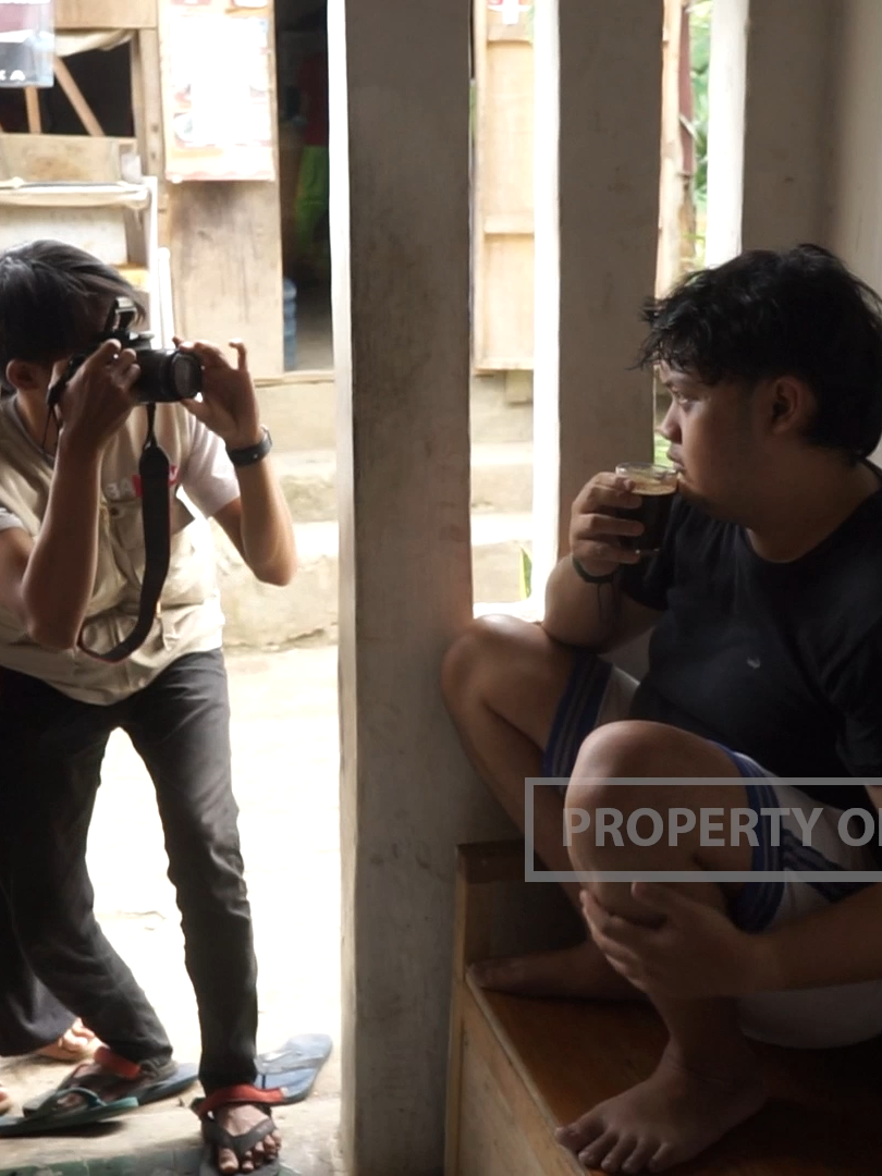 Gempar! Pemuda bangun pagi untuk pertama kali, keluarga gelar syukuran! Ada yang gini juga? Tag kalau berani! DISCLAIMER: Konten ini bersifat parodi/fiktif dan dibuat semata untuk hiburan. Mohon bijak dalam menonton dan membagikan #Parodi #BeritaSatir #BeritaKocak #ParodiBerita #tidur #tidurlama #syukuran #pengangguran #BaleTV #balefilms #fyp