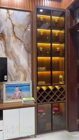 Vách tivi lêt hợp tỉ rượu cánh kính#váchtiviđẹp #turuoucanhkinh #tugamcauthang 