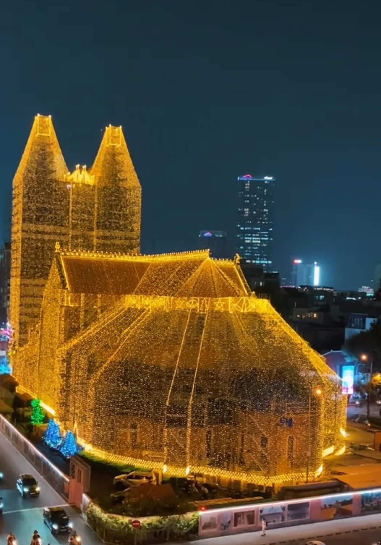 Đu trend Nhà thờ Đức Bà lên đèn thành công, 18h45 mỗi ngày #nhathoducba #saigon #giangsinh2025 #mssongtu 