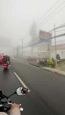 Jumat, 5 Desember jam 15:00  Area Lembang kabutnya tebel banget Yaallah, 🥹  #lembang #kabutlembang #kabut #sesarlembang #lembangbandung 