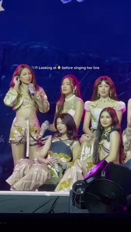 Titingin lang talaga 'yan siya kapag part niya na or ni Jho. Katabi bagong kanta ng Jholet, chrew? #fyp #binicolet #binijhoanna 