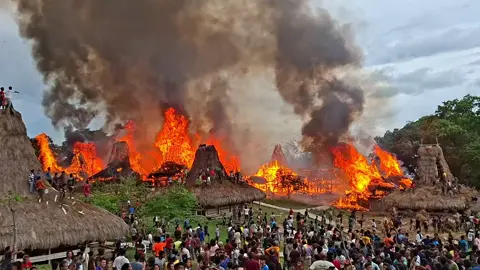 kebakaran kampung situs Waruwora (kampung pariwisata) asal api belum tau pasti  kejadian pukul 15:30/15:40  #kampungsitus #lamboyasumbabarat 