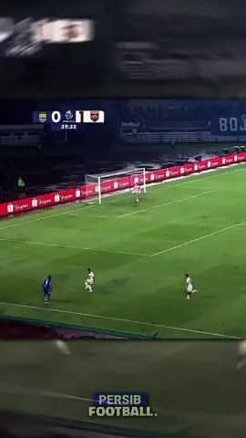 Give him 1 goal and it will boost his confidence to score goals again 🥶🤪  #WeArePersib #persibday💙🤘🏻 #ramontanque💙🥶 #bojanhodak🇭🇷 #rezza_100 