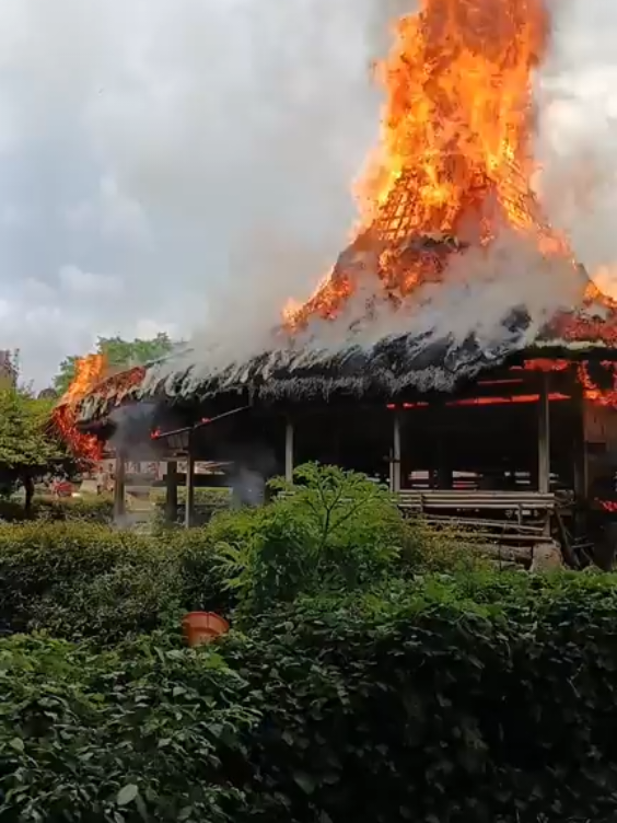 Kampung situs waruwora terbakar  Desa patiala bawa Kec.Lamboya, Kab.Sumba Barat,Prov.NTT #kebakaran #sumba #kebakaranrumah #ntt #beritaviral   